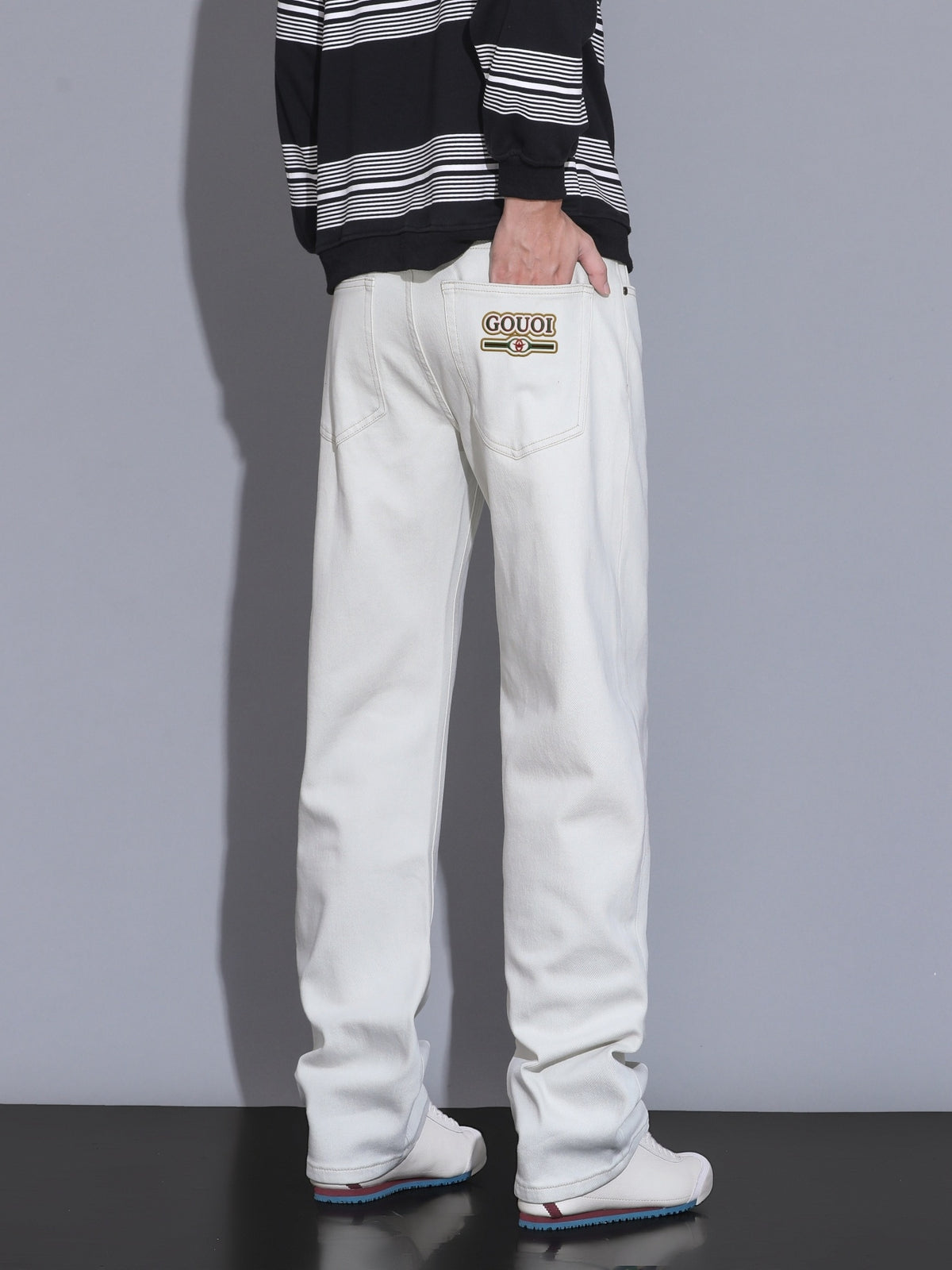 Men's Beige Thick Warm Loose Fit Jeans, High-End Fine Craft Fall Winter Denim Pants, Classic Print Bee Leather Patch Design, Premium Soft Heavy Fabric, Business Casual Fashion Trousers For Daily Commute, Party & Dating Wear