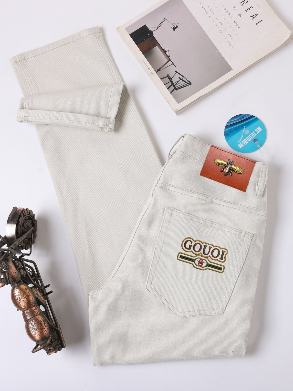 Men's Beige Thick Warm Loose Fit Jeans, High-End Fine Craft Fall Winter Denim Pants, Classic Print Bee Leather Patch Design, Premium Soft Heavy Fabric, Business Casual Fashion Trousers For Daily Commute, Party & Dating Wear
